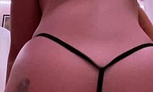 G-string में बड़े गधे शौकिया twerks